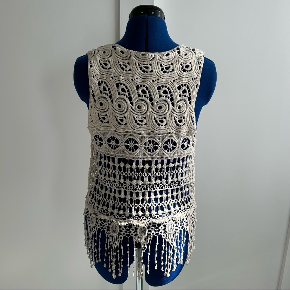 COLLECTIVE CONCEPTS macramé-like vest. Size small, EUC.